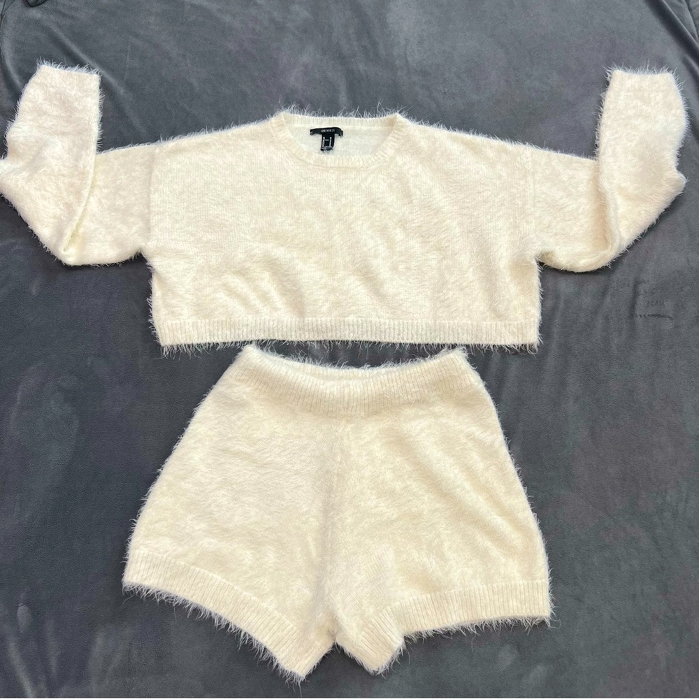 Forever 21 Long Sleeve Fuzzy Crop Top & Short 2 Pc Set Lounge Wear Size …